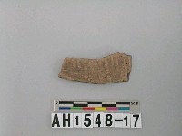 藏品(淺褐色夾砂陶片)的圖片